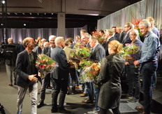 Speldjes en bloemen voor de kersverse leden van de Ledenraad