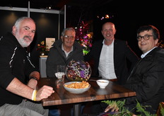 Tino Rikkers (2e van links) samen met Nitzan Mokasay, Vitoria Eliaa & Carlo Elia.