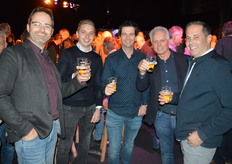 De zelfbenoemde feestcommissie heft het glas op de nieuwe ledenraad