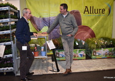Hendrik Jan Blom druk in gesprek met René Pijnenburg van Plant Sales Service. 