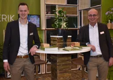 Johan v. Eckeveld en Rene Ratterman van, Van Nifterik, zijn bezig om nóg meer hun naturel look uit te werken en dat kunnen we terug vinden in bijvoorbeeld hun bamboe rekje dat tussen hun in op de tafel staat.