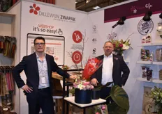 Jeroen v. Dillewijn samen met Dirk-Jan Lambooy presenteerden onder andere hun nieuwe Fair Trade bloemenvoeding samen met een breed assortiment aan hoezen en verpakkingen.