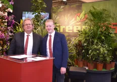We zien hier Pieter Wesstein samen met zijn zoon Andrew die beide het brede assortiment aan groene planten van Green'05 presenteerden.