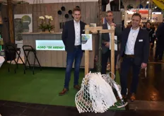 Jorik Homerson, Marinus Schuurbiers en Martin Wigger van Agro de Arend laten ons hun Lite-Net zien dat speciaal is ontworpen voor laanbomen.