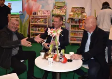 Arjan Langedijk van Jan Langedijk Flowerbulbs druk in gesprek met links Marco Laan en Rene Pauw.