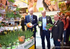 Volker Schevel, Raimund Schnecking en Markus Falkenback van Volmary. Schnecking presenteert een nieuwe kruiden varieteit en Falkenback een nieuwe aardbeien varieteit.