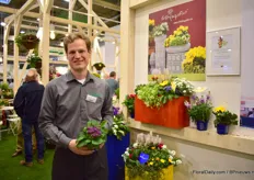 Alexander Kientzler met de Primula hybride Belarina 'Candy Frost'