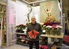 Tom Biondo van Royal Flower met de nieuwe mini bouquets.
