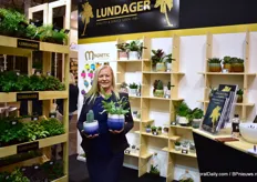 Olga Lundager van Lundager presenteerd de nieuwe keramische potten. Deze zijn met de hand gemaakt en hebben allemaal een uniek design.