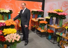 Wout Oor, sales man bij Dümmen Orange en uiteraard een van de bekende gezichten uit de rozenhandel. De oranje roos is een nieuw soortje: Liana Orange