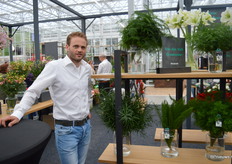 Bart van der Valk van Van der Valk Groenesier. Hij teelt 6 soorten asperagus in een 4.5ha kas in Pijnacker. 