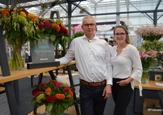 Koos Bos en Patricia Schoenmaker van Kwekerij Bosbloemen. Sinds 2 maanden is deze celosia lid van Decorum. In 's Gravenzande worden de celosias op 3ha gekweekt.