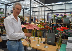 John van Koppen van Fiore. Deze anthurium kweker is sinds mei 2019 lid van Decorum. Op 3 locaties, Honselersdijk, Berkel en Roderijs en Bleiskwij kweekt hij 14 soorten anthuriums in een 7.5 ha kas.