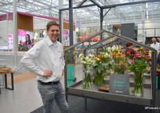 Erik Hofland van Hofland Freesia kweekt jaarrond 14 freesia rassen in 7 kleuren in een 4.9ha kas in Maasdijk.