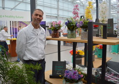 John Straathof van Straathof Flowers. Dit Alkmaarse bedrijf is  gespecialiseerd in snij hyacinten en broeien hun bollen zelf. Deze bollen worden 3 jaar buiten geteeld voordat ze in de kas kunnen. De periode in de kas is slechts 1 week, waarna de hyacint met een speciale techniek uit de bol wordt gesneden zodat het blad vast blijft zitten en de steel meer lengte heeft. 