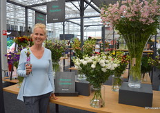 Corine Montana van Montana Lisianthus. Ze kweken 27 soorten lisianthus in een kas in Poeldijk die ze in grootte afgelopen jaar hebben verdubbeld naar 4ha. Met het op de markt brengen van nieuwe soorten proberen ze continue te innoveren.