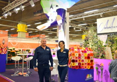 Van de Wilt Gerbera is ook present, en wel met een windmolentje van formaat, een knipoog naar de windhoos die vorig jaar veel schade aan het bedrijf aanrichtte. Zoals ook te zien op de foto heeft men inmiddels weer 'het huis vol gerbera'. Op de foto Aad en Tessa de Wilt.