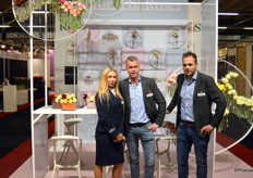 Berg Roses introduceert als eerste Nederlandse rozenkweker een papieren hoes. Behalve dat het een duurzamer alternatief is, merken ze dat het ook de kans op botrytis kleiner maakt. Agnieszka Wycech, Arie van der Berg en Loek van Adrichem.