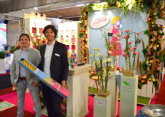 Ralph Westenduin en Ruud van Leeuwen van gerberakwekerij Klondike Gardens introduceren op de beurs de Little Miss Sunshine, een nieuwe verpakking voor bloemisten die liever wat kleinere aantallen willen. 