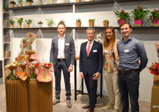 Een van de noviteiten bij DecoWraps is de 'cocktail roset', een duurzame, papieren boekethouder die in verschillende kleuren en vormen (waaronder, als je goed kijkt, in een hartvorm) beschikbaar is.