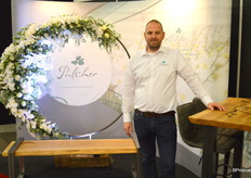 Bart van Gils van Pulcher, een van de drie snij-orchideeënkwekers die Nederland rijk is. De bloemen gaan voor het overgrote deel naar het buitenland, en zijn dan weer met name bestemd voor het sieren van bruiloften en andere evenementen.