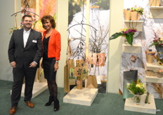 Arjan Boes en Lyana Ordinokaya van Dillewijn Zwapak & Vaselife. Ook hier alle aandacht voor duurzame oplossingen en natuurlijk composteerbare materialen, waarbij overduidelijk papier geprefereerd wordt boven plastic.