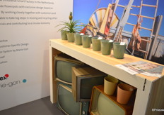 Het glazuur op een deel van de keramiek wordt volledig vervaardigd uit het glas van oude tv toestellen.