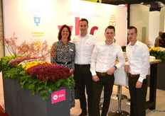 VHC was één van de genomineerden voor de Greenovation Award. Per eind volgend jaar gaat er niet 1 van de 60 miljoen santini's meer de tuin af in plastic (maar in een papaieren hoes). Vlnr Henja van Helvoort, Evert van Helvoort, Jos Kwint en Bas Klop.