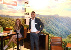 Anouk Freyee en Corné Koppelaar van Designstar. Het bedrijf heeft i.s.m. een drukkerij het matierlaal PLM BIO ontwikkeld, een volledig biologisch afbreekbaar materiaal waarvan potten, bijstekers en promotiemateriaal te vervaardigen is.