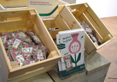 Een leuke give-away bij Chrysal is deze folder, waarvan het nadrukkelijk de bedoeling deze (uiteraard ná lezing) in de tuin onder de grond te stoppen. In het biologisch afbreekbare materiaal zitten namelijk bloemzaadjes verwerkt - als je goed kijkt kun je een paar zwarte puntjes/bobbeltjes op het papier ontwaren.