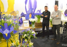 C. Kaja van Middenweg Flowers en Hans Pater van CNB, die hier op de beurs samen deel uitmaken van een collectief irisbroeiers en het product uiteraard voor het voetlicht brengen.