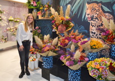 Julia Olsthoorn van Just Chrys.com, het overkoepelende promotieorgaan van de verschillende chrysantenkwekers en -veredelaars die Nederland rijk is. 