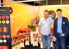 Gert-Jan van Egmond van bloemenbemiddeling BiVB, samen met Jan Nell, van Nell Gerbera Cultures. Gert-Jan assisteert naas Jan nog vier andere gerberakwekers in de verkoop.