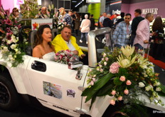 Gerbera United weet wel wat opvallen is. Behalve met een standje flaneerde de gerbera-reus ook met deze prachtige bolide.