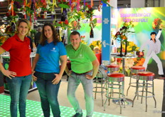 Karolien Tesselaar, Jantine Veltink en Rick Tesselaar van Tesselaar Altroemeria, dat met een disco-achtige opzet de überhaupt kleurrijke verschijning van de alstroemeria extra onder de aandacht wist te brengen.