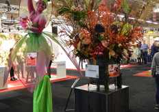 Uiteraard hield Waterdrinker dit jaar ook weer open huis (de inmiddels welbekende GTC DAYS). Om de mensen een beetje die kant, hún kant dus, op te duwen deelde deze goedlachse en vooral hoogpotige dame foldertjes uit op de beursvloer.