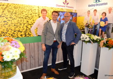 Zoon Koen en vader Jan Kreling van Kreling Chrysanten, de grootste chrysantenkweker van Nederland.