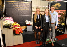 Mans Allure zet de volgende generatie alvast in om de bloemen aan de man te brengen. Op de foto Adrianne en Hans Mans, en in het midden Anna.