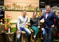 Colours of Nature, een groep gerberakwekers die naar eigen zeggen op jaarbasis een slordige 250 miljoen stelen naar de markt brengt. Om aandacht te vragen voor de duurzame productie die de kwekers nastreven, kwamen de vertegenwoordigers woensdag ochtend vanuit het Westland met de fiets naar de beurs. Van links naar rechts Gerben Koop, Bente van Veen en Erik Spek.