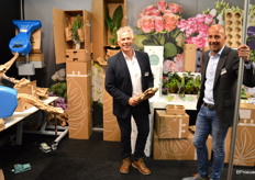 Hans van der Knaap van Van der Windt, samen met Dave van Dijk van Ranpak. De blauwe machines links maken van een vel papier een prop - oneerbiedig gezegd maar wat is het chique woord voor prop?! - die ervoor zorgen dat kwetsbare goederen op transport niet beschadigen. Een keramieken pot is zo'n ding, en daar verstuurt Van der Windt er wel eens een van.