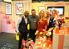 Het team van gerberakweker LG Flowers. Ook hier is het duurzaamheid troef, waarbij men zo ver gaat in de kas met drones op motten te jagen en kwartels rond te laten scharrelen die larven van insecten opeten.