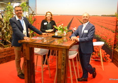 Rob van Ruiten, Daniëlle Strijk en Joost Wesselman van Tulpen.nl, een vlag waaronder een groep Nederlandse tulpenbroeiers zich verenigd heeft.