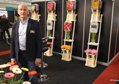 Gerrit Hogendraad van Esmeralda is een van de nestors uit het gerberavak. Al vanaf de aanvang van de teelt in de jaren '70, toen de planten nog gewoon in de grond stonden, teelt hij deze bloemen.