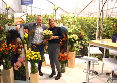 Bert en Rosaline Zuurbier, dat o.a. een nieuw soortje in de coulissen heeft, de Pink Athena. Op 18 december as. zal Zuurbier een mooie proef neerzetten op locatie in Kudelstaart en is het rozenvak uitgenodigd deze, onder het genot van een hapje en een drankje, te komen bewonderen.