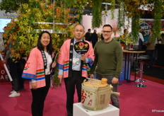 Tijdens de beurs ging de webshop My Japan life. Via deze webshop bieden Japanse kwekers hun product aan aan kopers over de hele wereld, en dus ook aan die in Nederland. Op de foto Ibuki Valstar en Kouji Ishiguro van initiatiefnemer Flower Auction Japan, en Mark van Duinen van Koper Automatisering, het softwarebedrijf dat de webshop heeft gebouwd. 