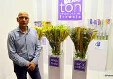 Ton Vreugdenhil, die naast het kweken van de bloemen zich ook flink inzet voor de promotie van de bloemen voor het gehele freesiavak. 