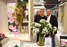 Tineke Vreeken en Jaap Vreeken, Vreeken Bouvardia. Per half december komt de kweker met een bijzondere noviteit: een bouvardia voor de snij, met uitzonderlijke grote (witte) bloempjes. Deze meten wel 2.5 cm in doorsnee. Vreeken Bouvardia stond op de beurs in de stand van Premium Flowers, waar tien verschillende kwekers bij zijn aangesloten.