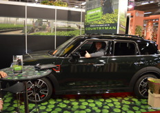 Theo Plasmeijer van Hilverda de Boer, warmt de stoel van 'zijn' MINI Countryman vast op...