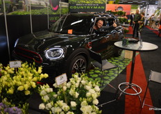 ...de auto wordt een jaar lang, telkens voor een periode van vier weken, doorgegeven aan telkens weer een andere koper van de country-santini's van kwekerij C. van Wijk...