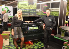 ...de kwekerij die gerund wordt door de Countryman himself Kees van Wijk. Op de foto daarnaast ook Larissa van Koppen van de personal sales afdeling van FloraHolland.